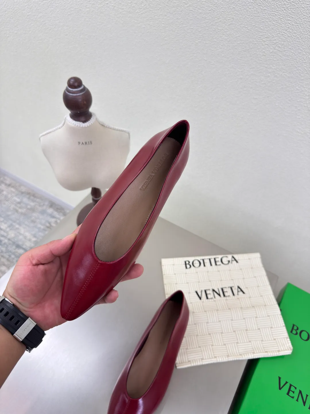 👟👟Ex-factory price 640👟👟 BV women's Sofia ballet shoes leather ballet shoes silver family elements woven series high version small round toe essential for commuting BV early autumn series are so beautiful💯 The use of elegant materials in shoes is intellectual, elegant and capable, full of high-end sense✅The design is beautiful~~ The fabric is made of original consistent lambskin and the shaping technology pursues the perfection of the internal process✅ Heel The foot pads are made of lambskin, never sloppy 🆚Original💯 Outsole technology Brand classic The new season uses Italian genuine leather outsole with clear dyeing technology and rubber square technology 💯 Comfortable and high-end flat design makes travel more comfortable and confident 35 36 37 38 39 40 41 42 (40 41 42 customized code number) Equipped with original packaging Hot glue process logo cloth bag